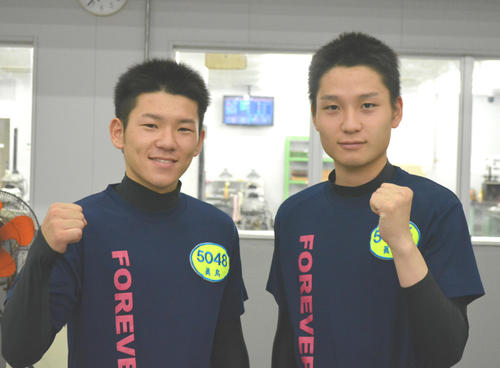 真鳥康太（左）章太の兄弟は11月に大村でデビューを迎える（撮影・栗原竑人）