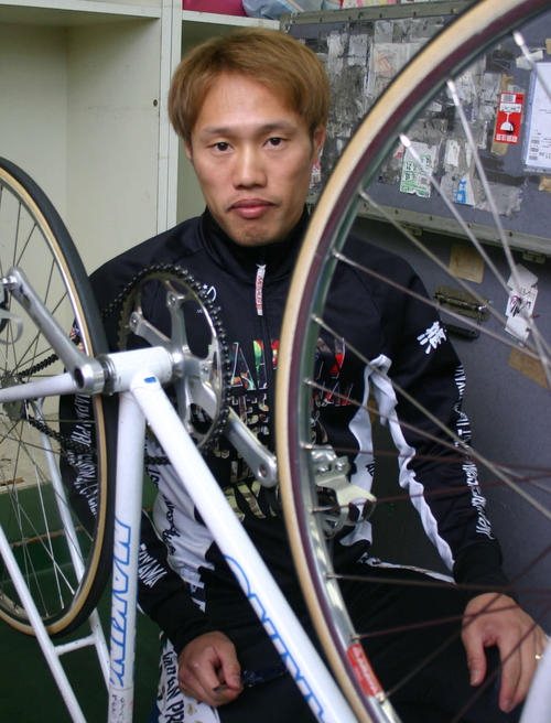 決勝で酒井拳蔵を目標に差し切りVを狙う小堺浩二（撮影・山田敏明）
