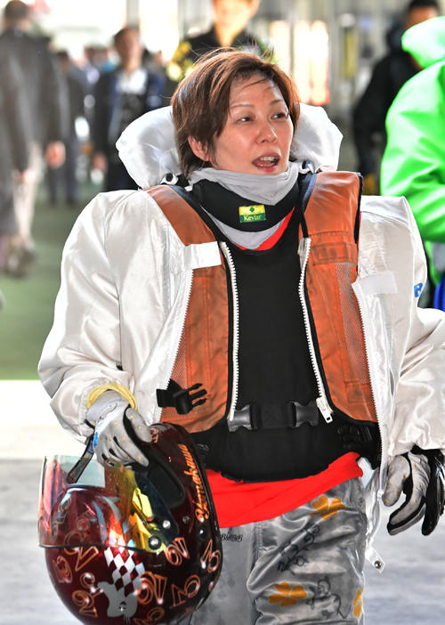 8Rを1着で笑顔の山川美由紀（撮影・外山鉄司）