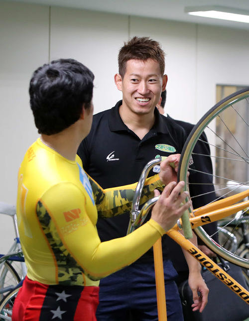 検車場で三谷竜生（左）と笑顔で話す脇本雄太（撮影・鈴木正人）