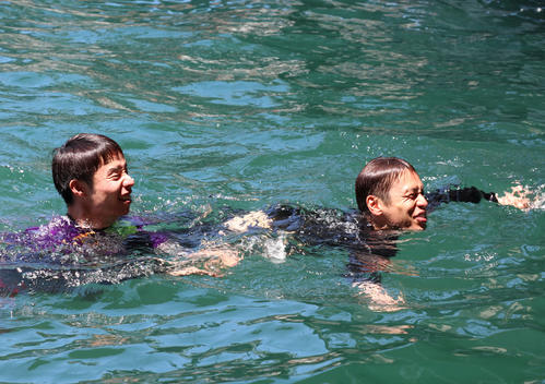 松本博昭（右）が水神祭で投げ込まれて水面に浮き上がった瞬間、広島支部の後輩の新田洋一は一緒に飛び込んだ（撮影・芹沢誠）