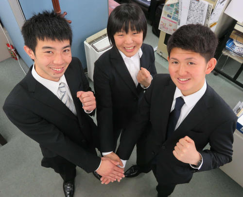 健闘を誓った新人ボートレーサー3人。左から石原光、大石真央、鈴木慶太（撮影・柴田寛人）