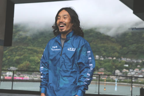 日本レコードホルダーの中村尊が神々しい雰囲気の太華山をバックに笑顔を見せる（撮影・芹沢誠）
