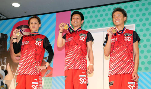 メダルを手に笑顔を見せる、左から白井英治、吉川元浩、峰竜太（撮影・栗木一考）