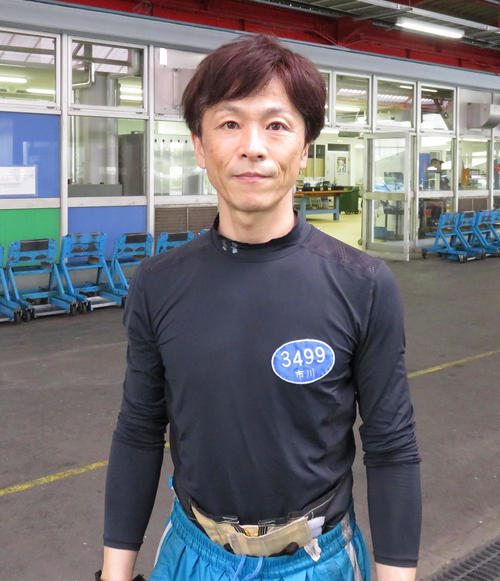 好素性の7号機を手に入れた市川哲也（撮影・窪寺伸行）