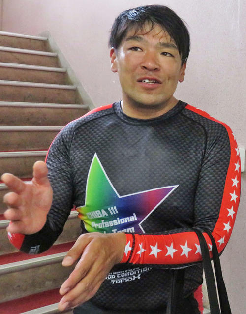身ぶり手ぶりで初日のレースを振り返る野口裕史