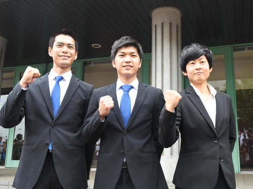 最優秀賞に輝いた上和田拓海（中央）、左は優秀賞の野本佳章、右は同・松尾彩（撮影・酒井清司）
