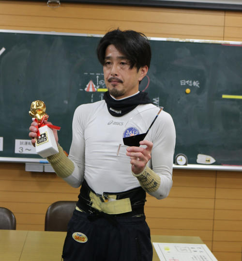 馬袋義則が逃げて今年2度目の優勝を飾り、両手にトロフィーを持ってポーズを取った（撮影・中森亮）