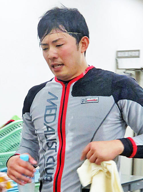 競り勝っての2着にも険しい表情で引き揚げる佐々木龍