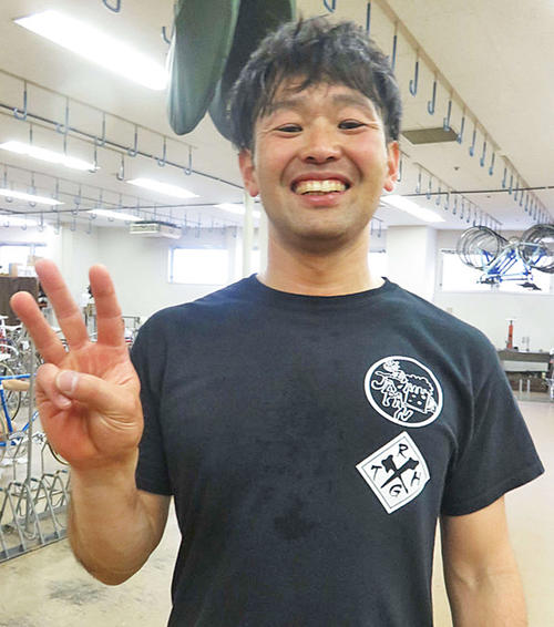 笑顔で300勝ポーズを決める山賀雅仁