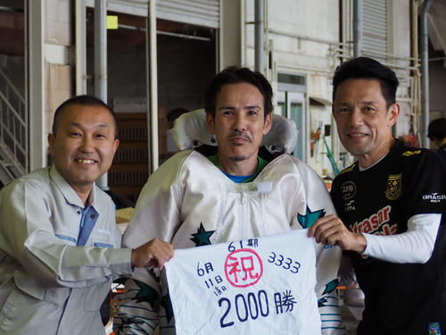2000勝を挙げた丸尾義孝（中）と祝福する同期の山崎義明（右）、元同期選手の池浦千登志さん（左）