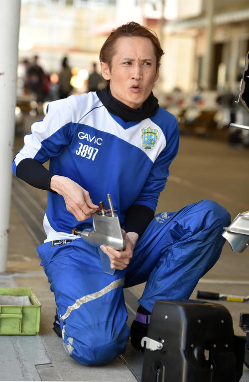 前検でエンジンのチェックをする白井英治（撮影・柴田隆二）