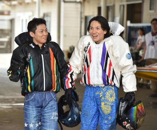 SGグランドチャンピオン2日目、6R予選で1着の萩原秀人(右)は3着桐生順平と話す（撮影・柴田隆二）