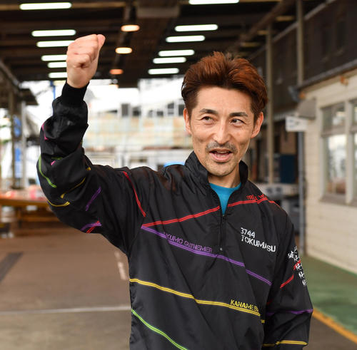 SGグランドチャンピオン5日目、10R準優勝戦で2着の徳増秀樹はガッツポーズする（撮影・柴田隆二）