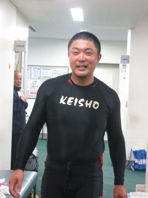 復帰戦を着実に勝ち上がり笑顔の菊地圭尚（撮影・山本幸史）