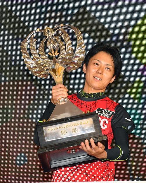 SGグランドチャンピオン最終日、優勝トロフィーを掲げる柳沢一（撮影・柴田隆二）
