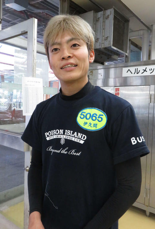 伊久間陽優が師匠・毒島誠のネームデザイン入りシャツを着て取材に応じる