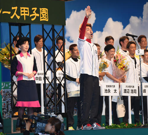 全国ボートレース甲子園開会式で選手宣誓を行う静岡代表の徳増秀樹（撮影・前岡正明）