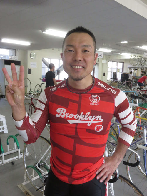 節目の300勝を達成した吉永和生は右手で「3」を作り笑顔（撮影・中野公博）