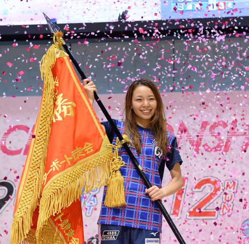優勝旗を手にする大山千広（撮影・森本幸一）