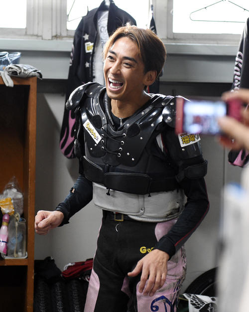 2次予選7Rで2着に入り笑顔を見せる森且行（撮影・柴田隆二）
