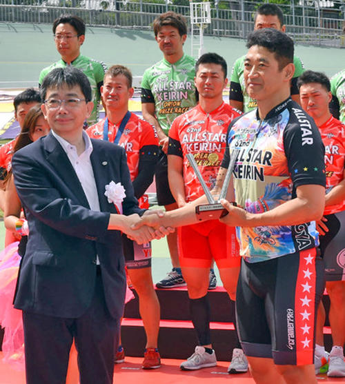 開会式で表彰される神山雄一郎（手前右）