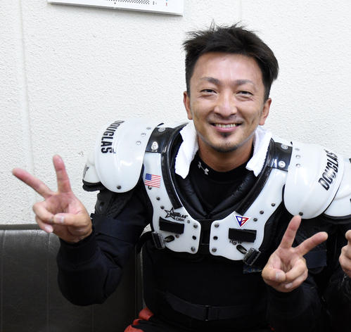 準決9Rで1着の荒尾聡はVサインで喜ぶ（撮影・柴田隆二）