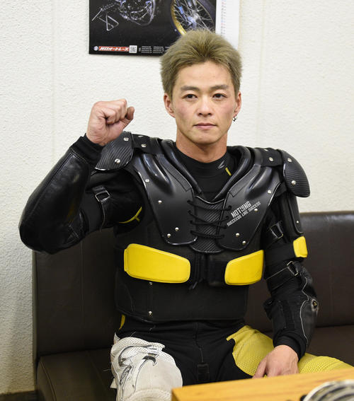 準決10Rで1着の早川清太郎はガッツポーズする（撮影・柴田隆二）