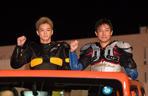 準決10Rで1着の早川清太郎（左）と2着の浦田信輔はファンの前の公開インタビューに向かう（撮影・柴田隆二）