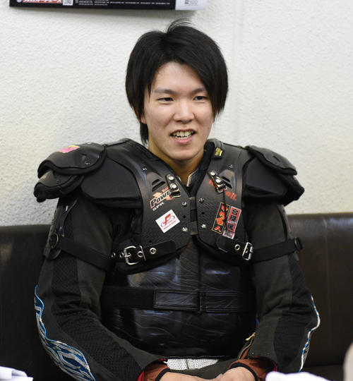 準決11Rで1着の鈴木圭一郎は笑顔を見せる（撮影・柴田隆二）