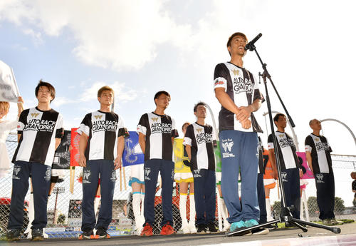 優勝戦出場選手紹介であいさつする青山周平（手前）（撮影・柴田隆二）