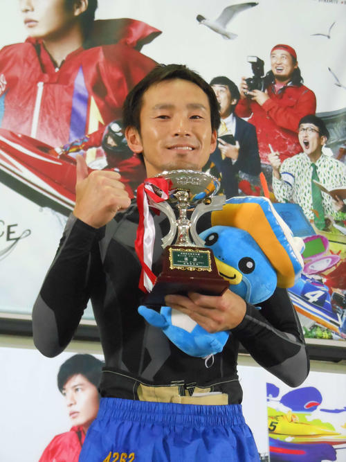4カドから鋭くまくり差して優勝の馬場貴也が、笑顔でサムズアップ（撮影・田中大樹）