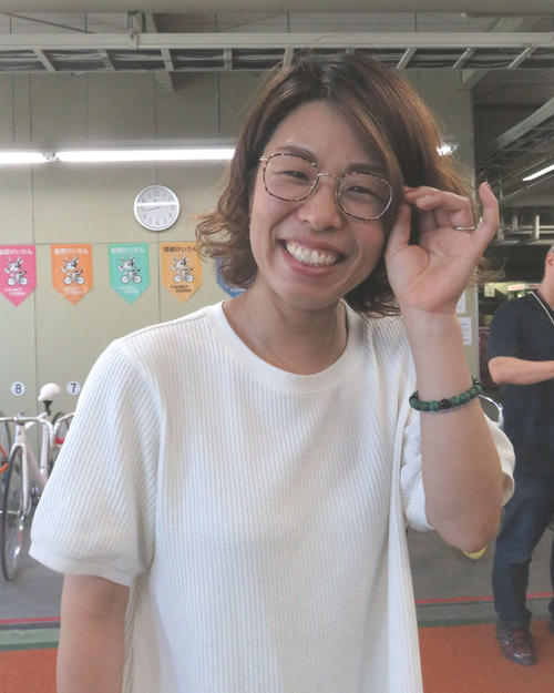 眼鏡を替え、気分一新の田仲敦子（撮影・栗田文人）