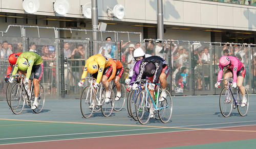 第62回オールスターの決勝ゴール（右から2人目が優勝・新田祐大）