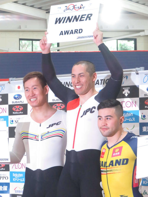 男子ケイリンを制した河端朋之（中央）。2位は脇本雄太（左）、3位はアンスタサウィット・ジャイ（タイ）