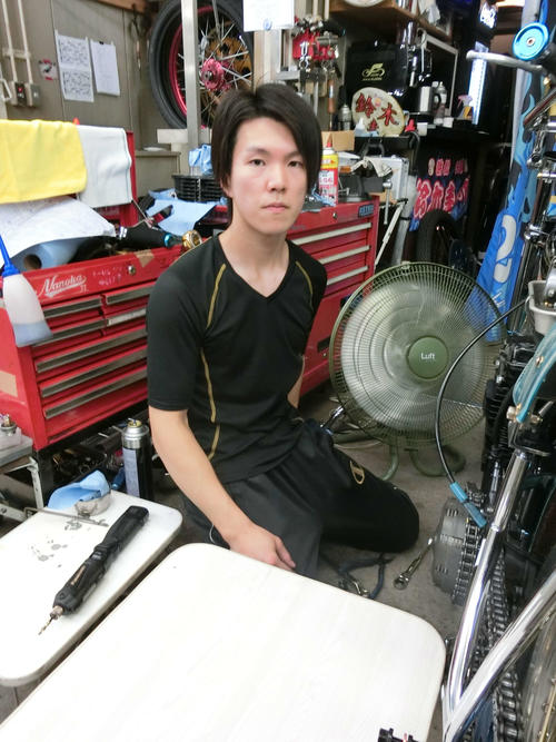 鈴木圭一郎は大整備でマシンを仕上げる（撮影・海老原実）
