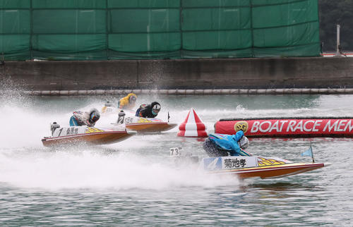 5R　1周2マーク　1着4号艇（青）菊池孝平、2着1号艇（白）桑原悠（撮影・梅根麻紀）