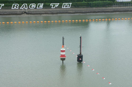 護岸が破損して水が流れ出し、水位が下がった下関ボートの競走水面