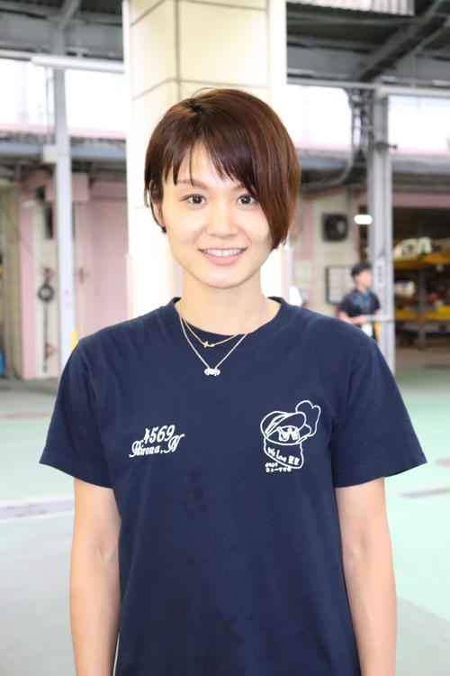 中沢宏奈がアシンメトリーの髪形で登場した（撮影・芹沢誠）