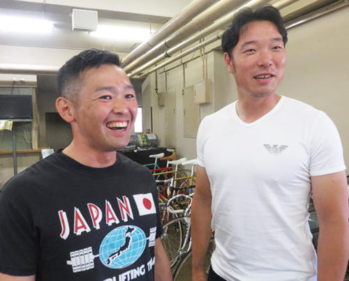 海老根恵太（右）に前を任された山賀雅仁は格清洋介の番手から好発進を狙う