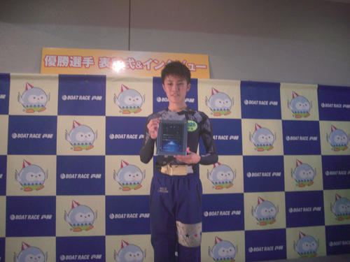 優勝盾を手にファンの声援に応える松山将吾（撮影・馬場勲）