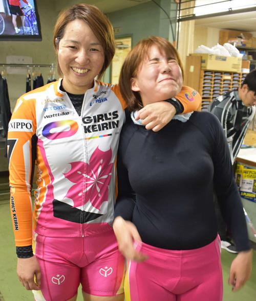 優勝は渡さない！とばかりに尾崎睦（左）にプレッシャーを掛けられる日野未来