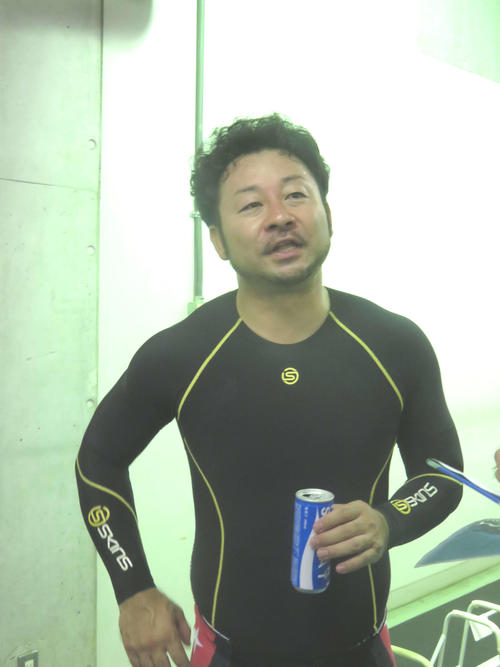 山崎芳仁が嵯峨昇喜郎をリードして2場所ぶりの優勝へ（撮影・中野公博）