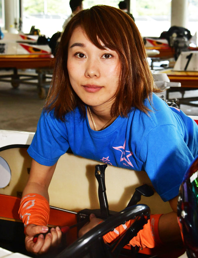 ア*カ様 ボートレーサー　今井美亜選手　蒲郡イースタンヤング　サイン入りティシャ 今井美亜が地元で卒業イヤー 完全燃焼を誓う／三国 - ボート写真