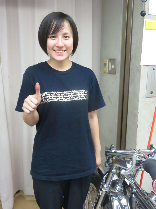 吉川麻季は5月山陽準決以来の1着にサムアップポーズで笑顔（撮影・中野公博）