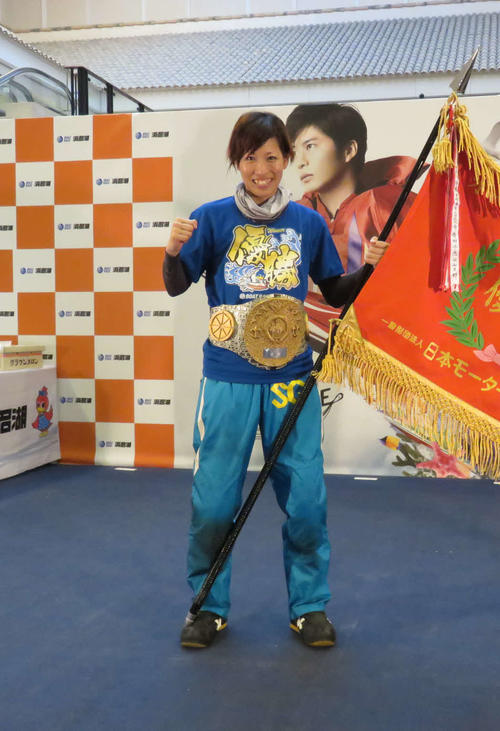 長嶋万記が今年初優勝。副賞のチャンピオンベルトを巻いてガッツポーズ