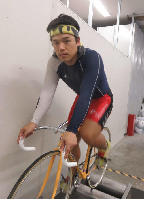 順延2日目となった4日も早朝から入念にローラーに乗る三谷竜生（撮影・栗田文人）