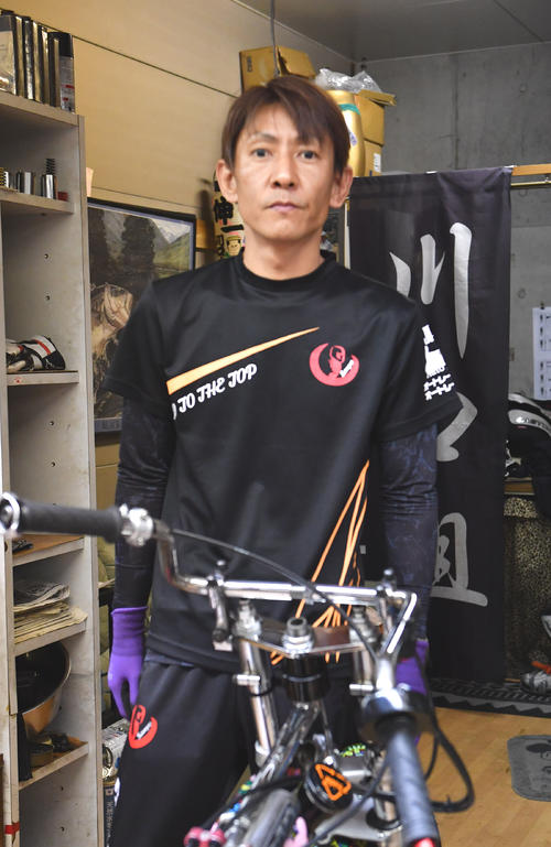 前検をする佐々木啓（撮影・柴田隆二）