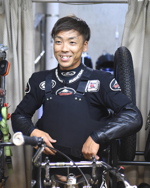 予選10Rで2着の青山周平は笑顔を見せる（撮影・柴田隆二）