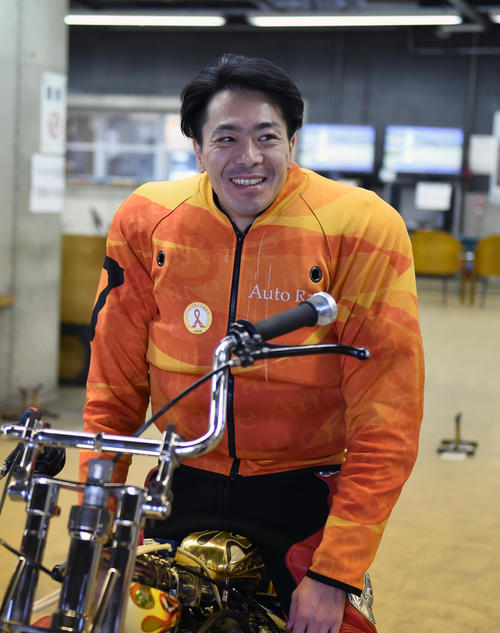 予選9Rで1着の木村武之は勝利者インタビューに向かう（撮影・柴田隆二）